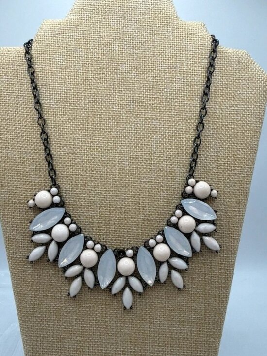 No Label Jewelry - Vintage Y2K Gunmetal White & Cream Resin Statement Bib Necklace 18-21”